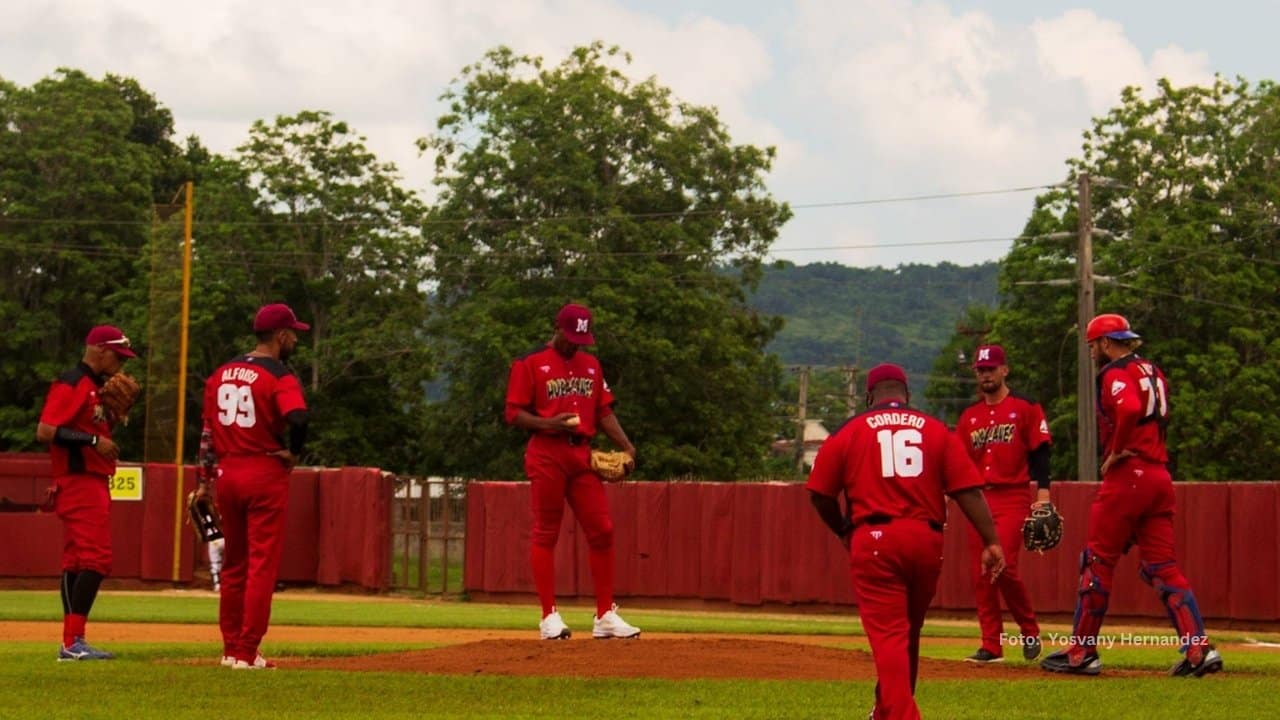 Jugadores de Mabayaque en un juego de Serie Nacional
