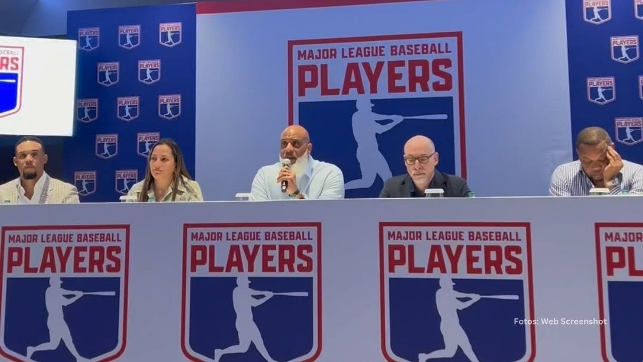 Ejecutivos de la Asociación de Peloteros de MLB en una conferencia