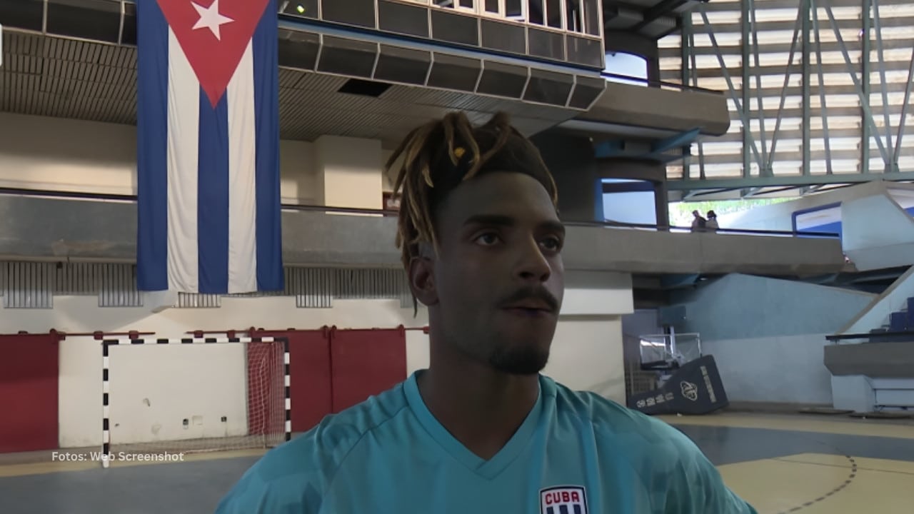 Futbolista cubano Leonardo Hierrezuelo en una entrevista