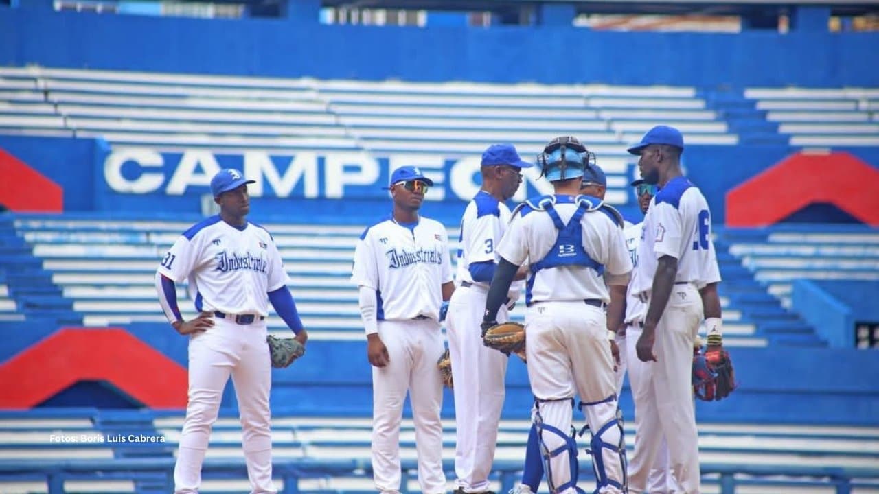 Jugadores de Industriales reunidos en la lomita