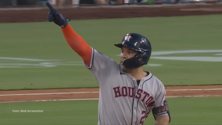Jose Altuve recorriendo las almohadillas con Houston Astros