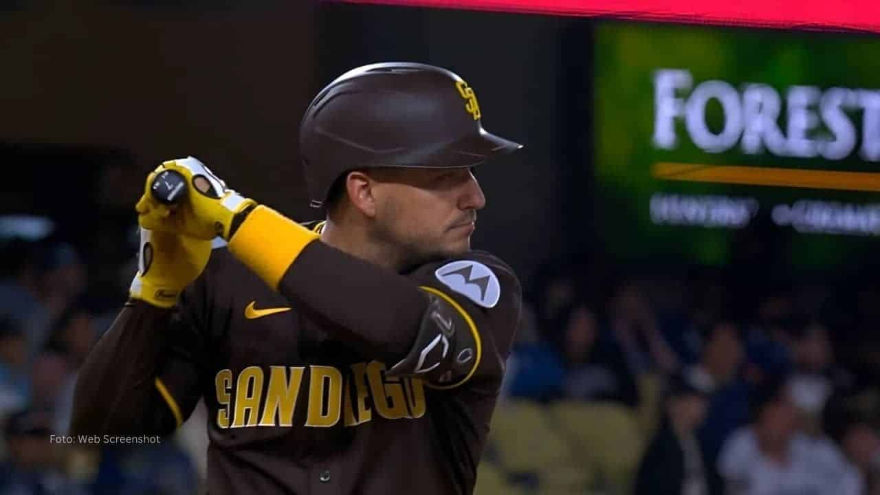 Jose Iglesias tomando un turno con San Diego Padres