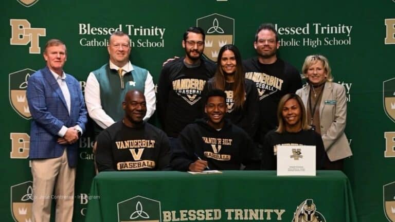 El prospecto cubano firmó junto a tres compañeros de Blessed Trinity Catholic High School.
