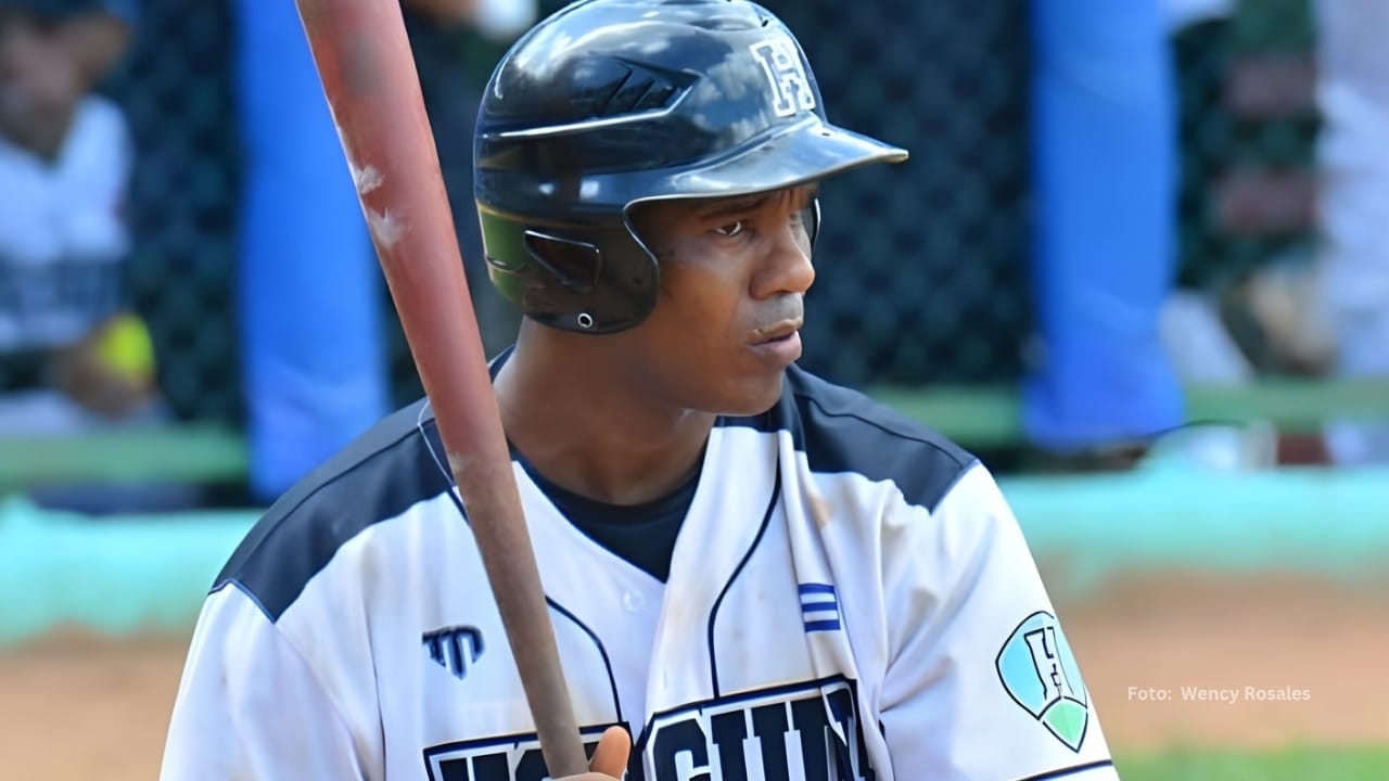 Pelotero cubano Lazaro Cedeño en un juego con Holguin en la Serie Nacional del beisbol cubano