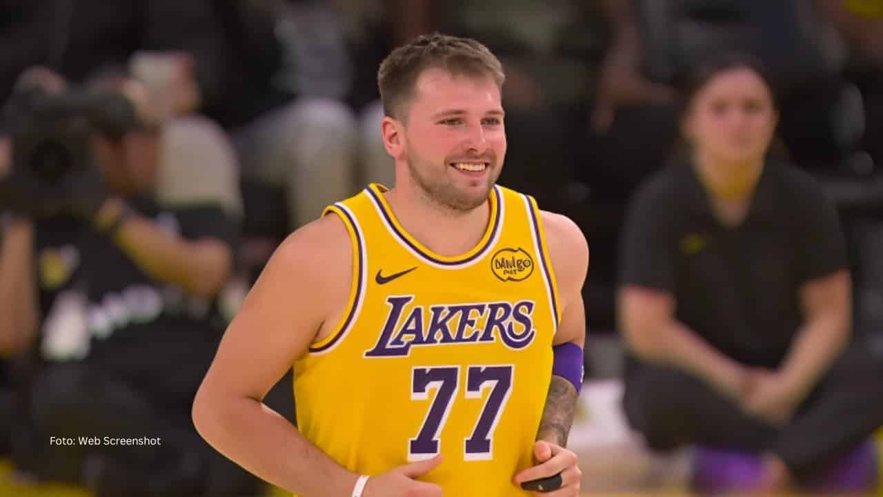 Luka Doncic trotando en un juego de la NBA con Los Angeles Lakers