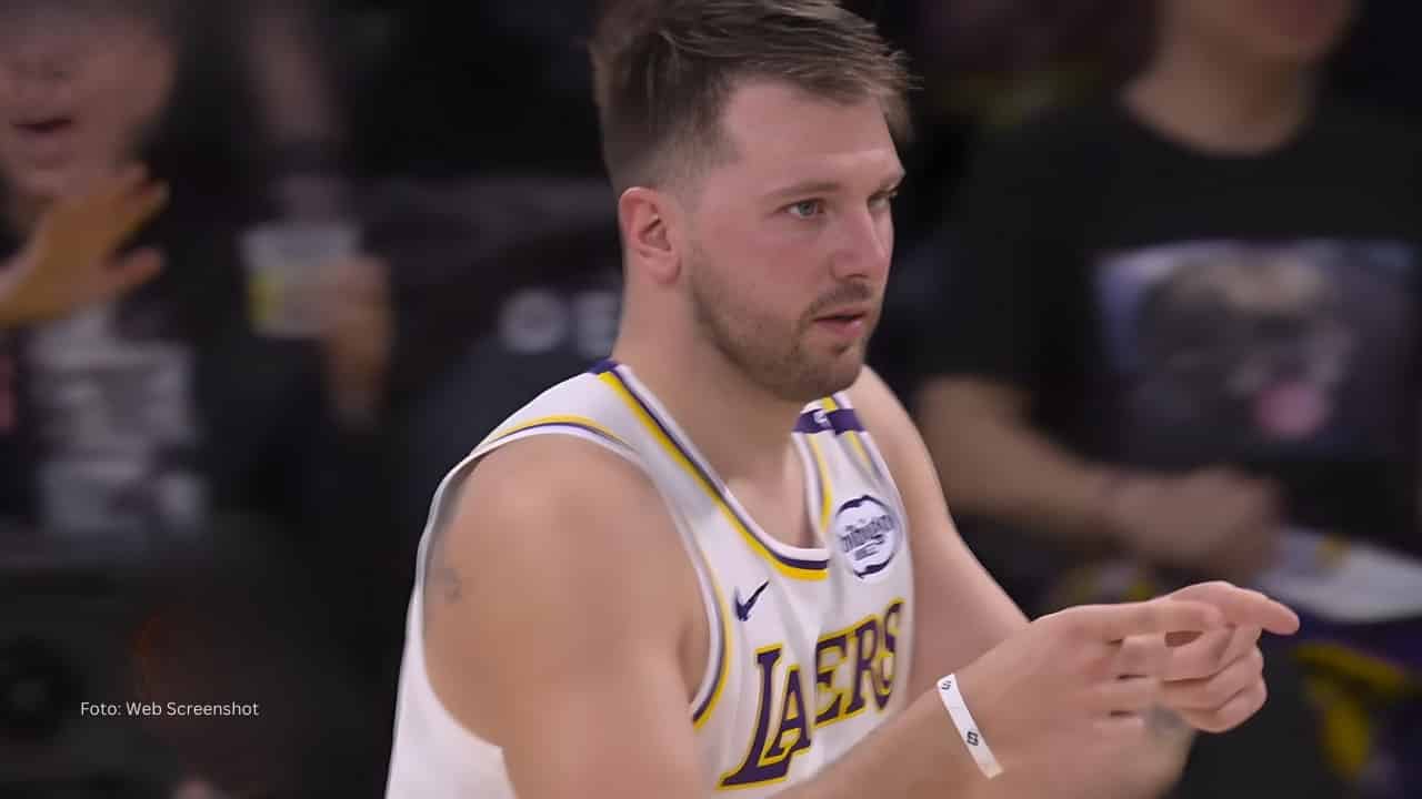 Luka Doncic celebrando una anotación con Los Angeles Lakers
