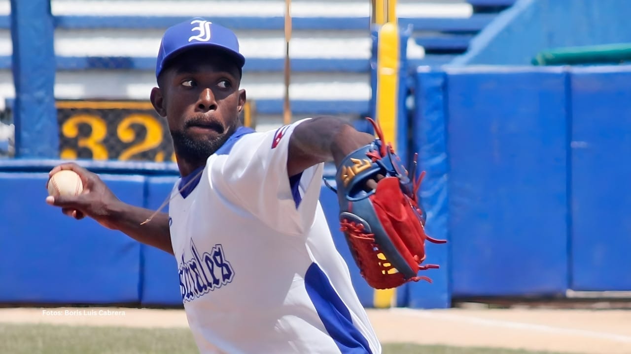 Pavel Hernández lanzando con Industriales