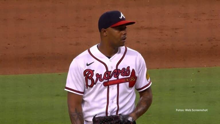 Raisel Iglesias en un juego con Atlanta Braves