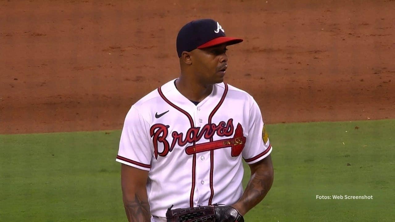 Raisel Iglesias en un juego con Atlanta Braves