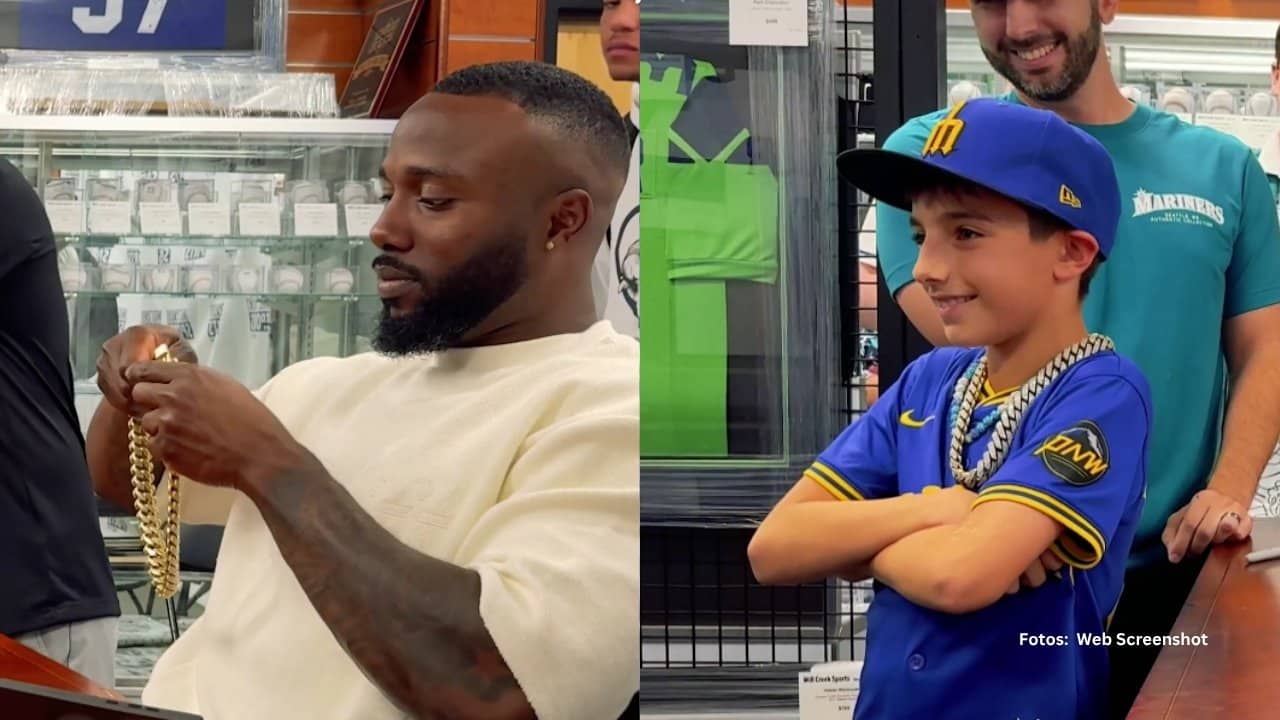 Randy Arozarena y joven fanático de Seattle Mariners con su cadena