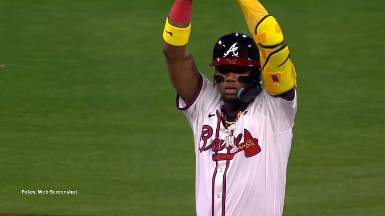 Ronald Acuña Jr. celebrando en un juego con Atlanta Braves