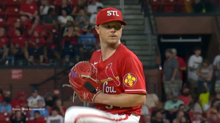 Sonny Gray lanzando con St. Louis Cardinals, traspasado a Boston Red Sox