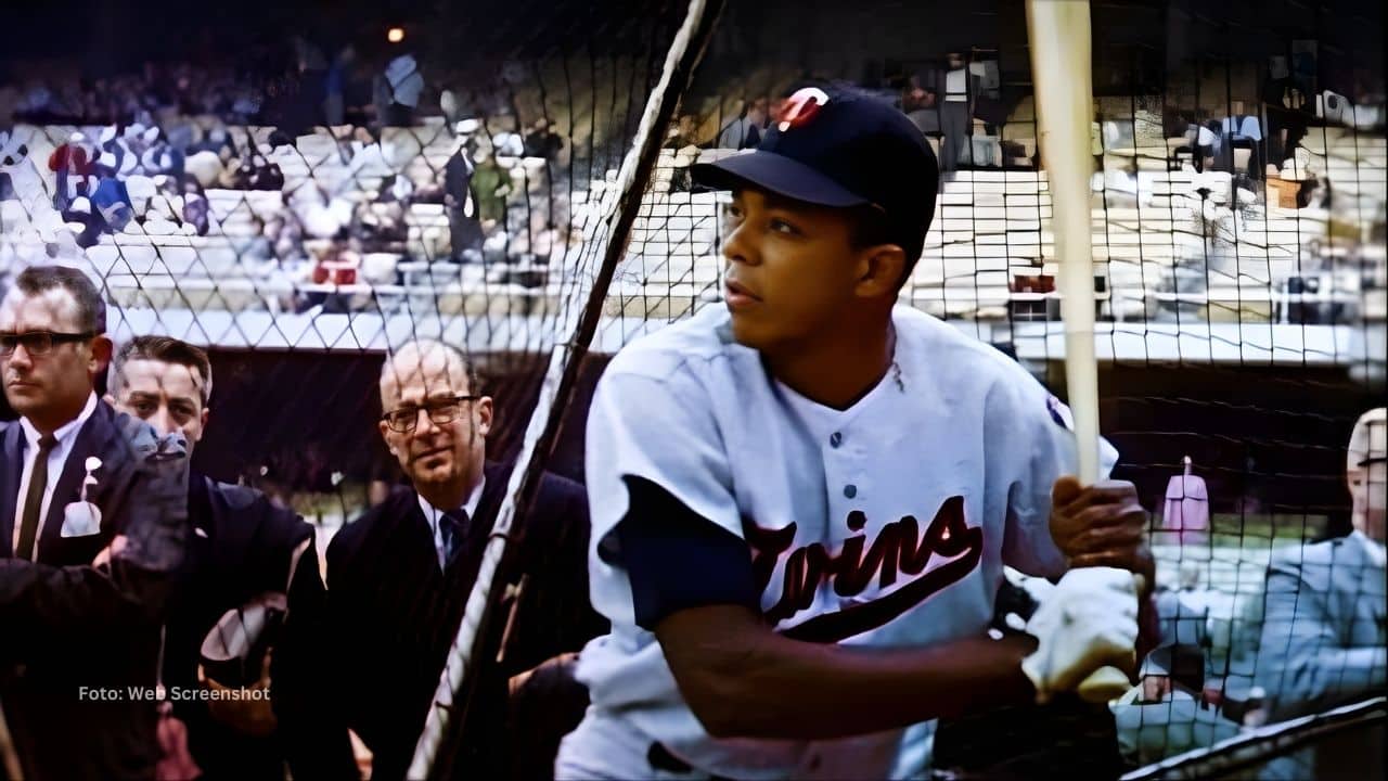 Tony Oliva en una practica de bateo con Minnesota Twins