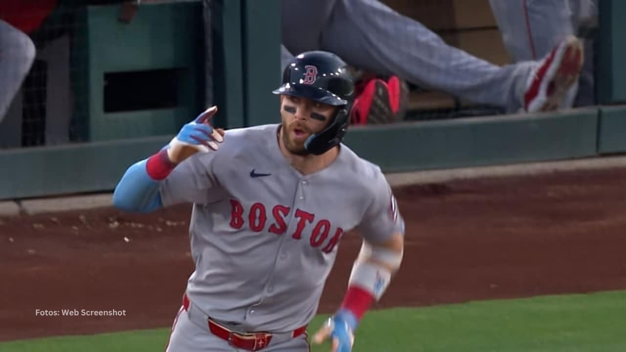 Trevor Story recorriendo las bases tras jonron con Boston Red Sox