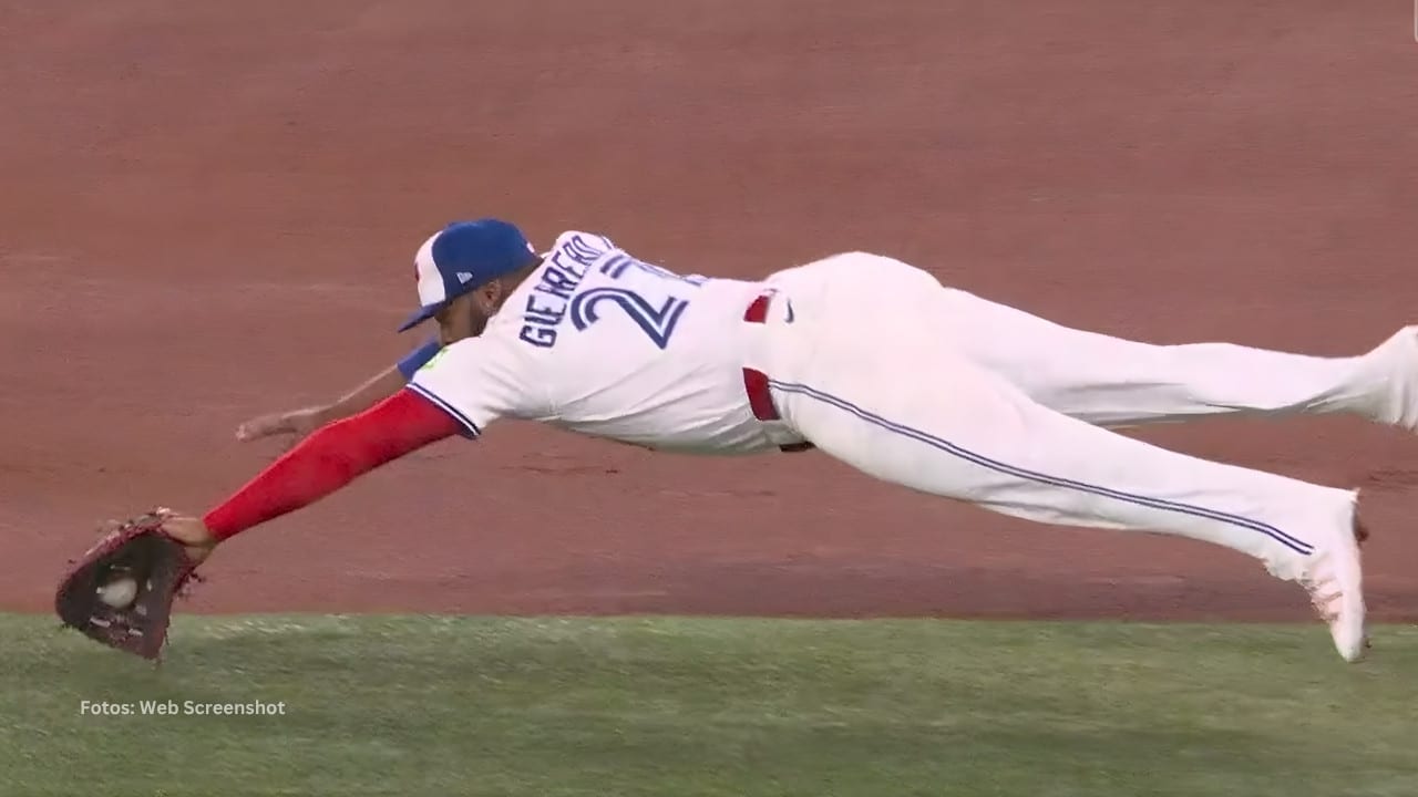 Vladimir Guerrero Jr. lanzándose en la inicial