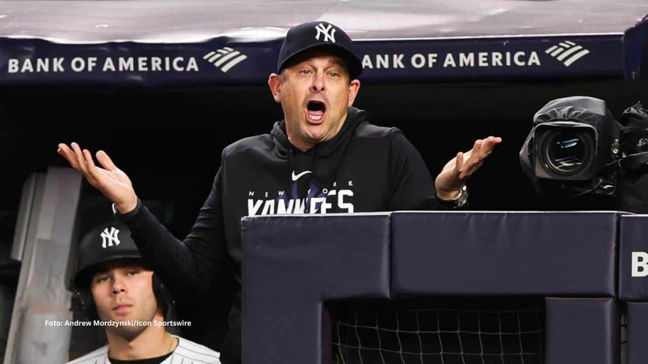 Aaron Boone dirigiendo a New York Yankees. Foto: Andrew Mordzynski/Icon Sportswire