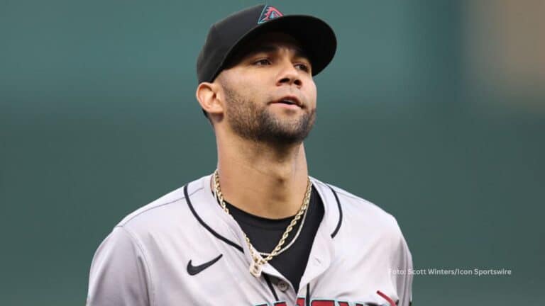 Lourdes Gurriel Jr. pensativo con en el uniforme de Arizona Foto: Scott Winters/Icon Sportswire