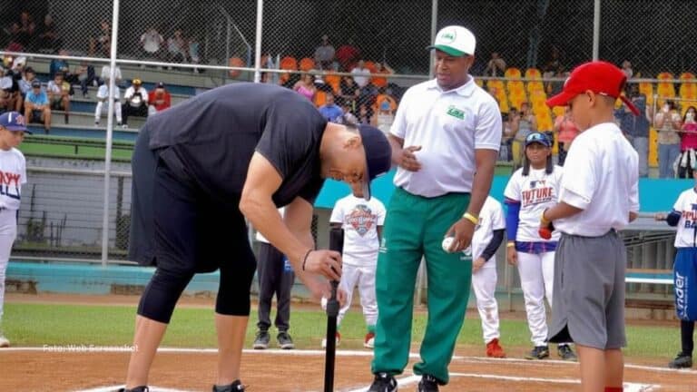 MLB y Giancarlo Stanton trabajaron en conjunto para cumplirle el sueño a 100 niños
