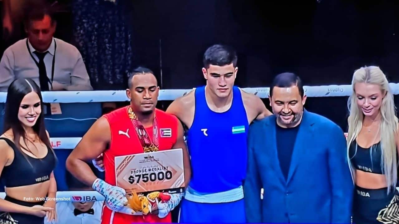 Arlen López posando tras caer en la semifinal del Mundial de Boxeo