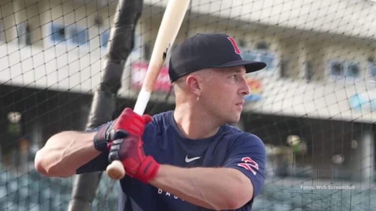 Alex Bregman en una practica de bateo con Boston Red Sox