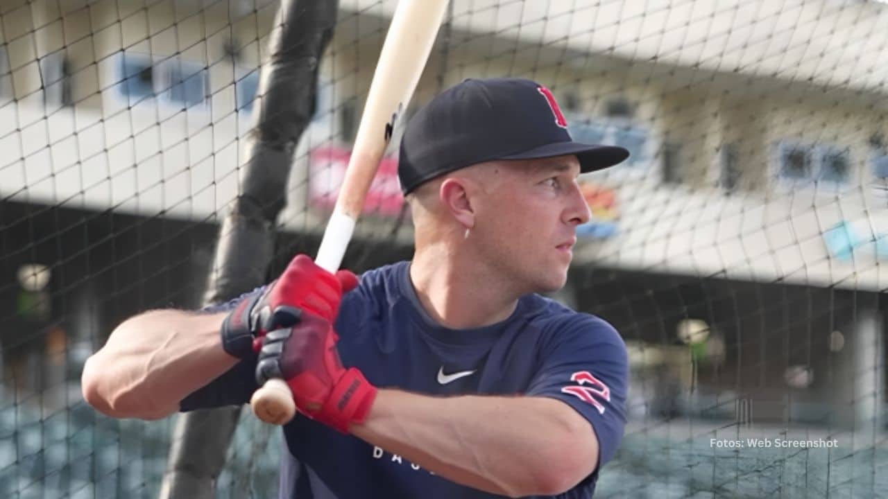 Alex Bregman en una practica de bateo con Boston Red Sox