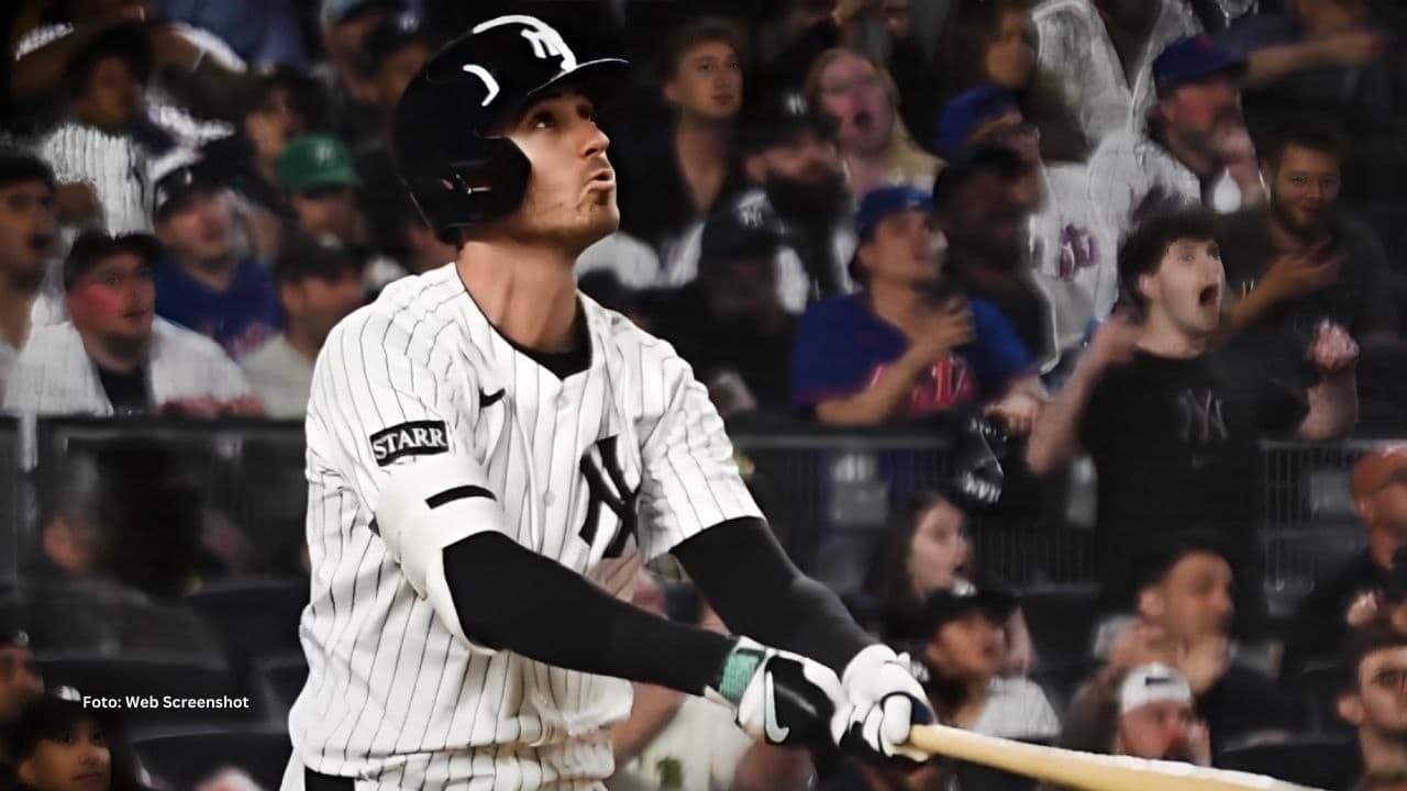 Cody Bellinger bateando con New York Yankees