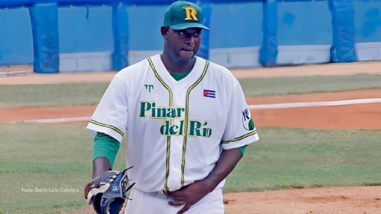 Erly Casanova con el conjunto de Pinar del Rio del Beisbol Cubano