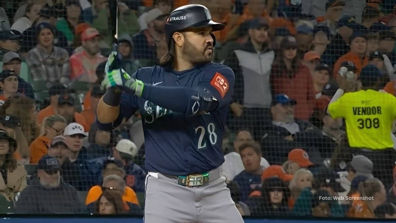 Eugenio Suarez bateando con Seattle Mariners
