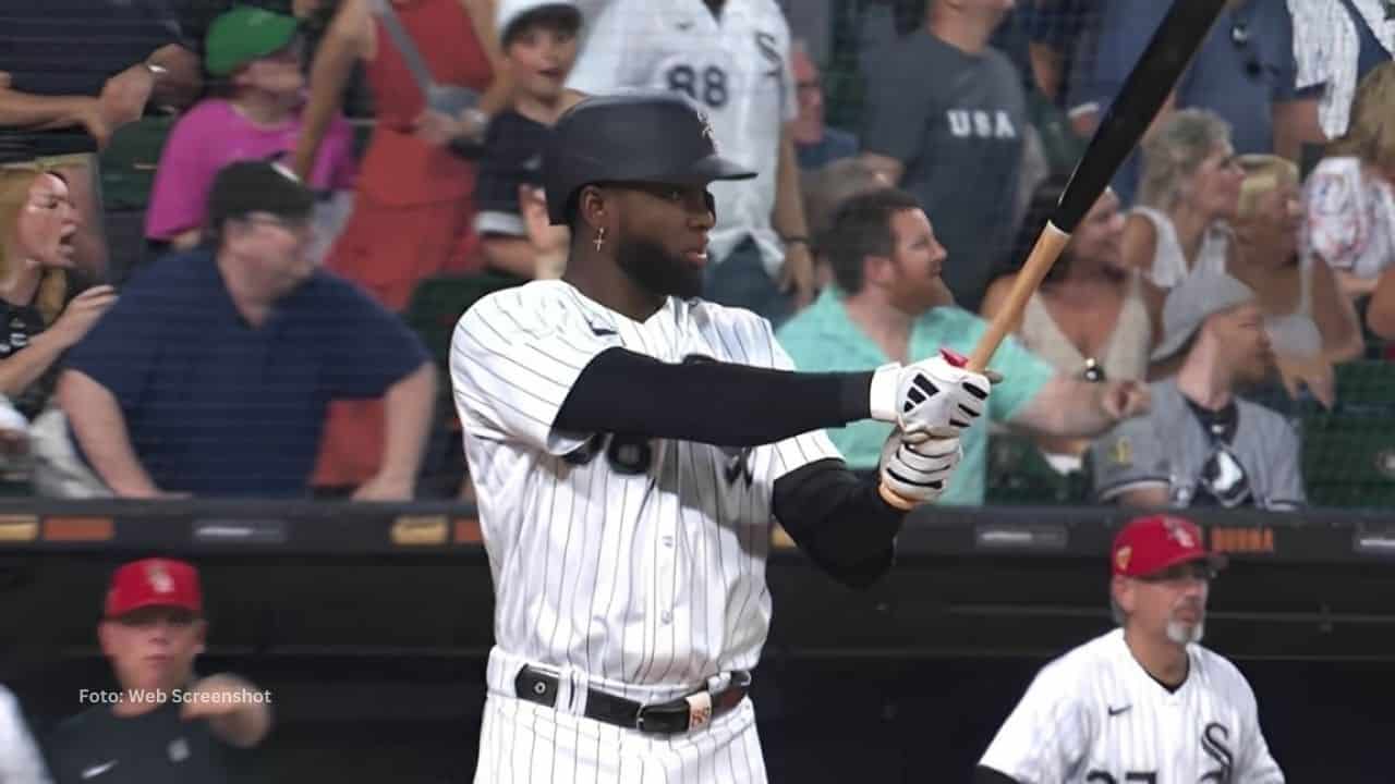 Luis Robert Jr bateando con Chicago White Sox