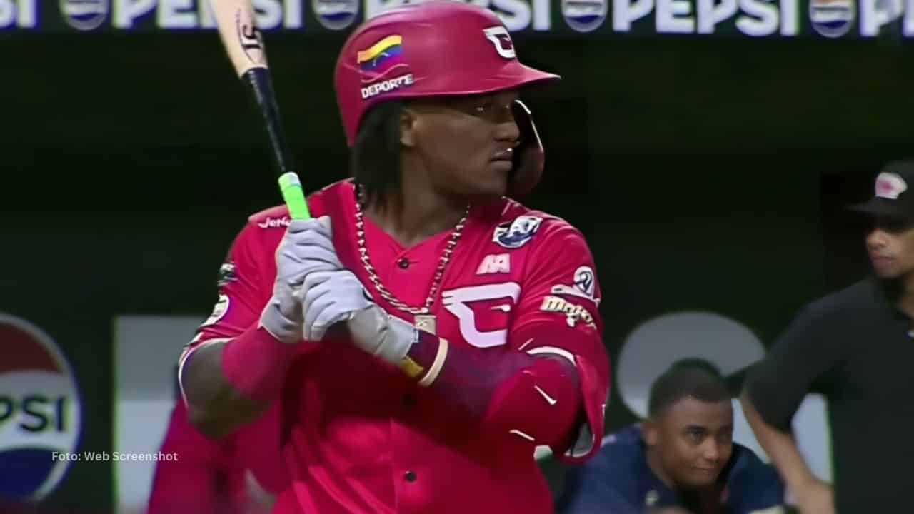 Luisangel Acuña bateando con Cardenales de Lara en LVBP