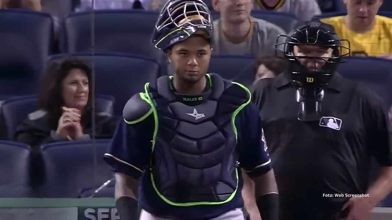 Martin Maldonado en un juego de MLB en la receptoría