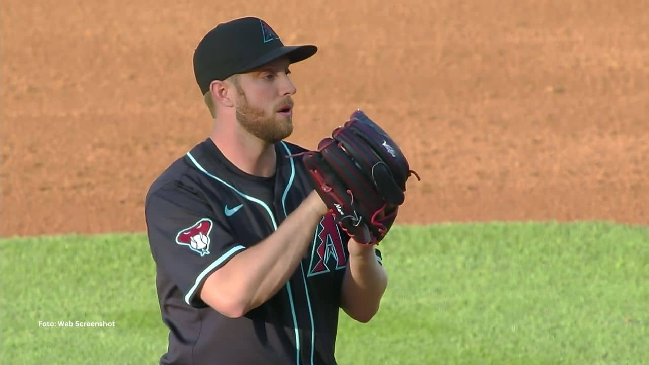 Merrill Kelly lanzando con Arizona Diamondbacks