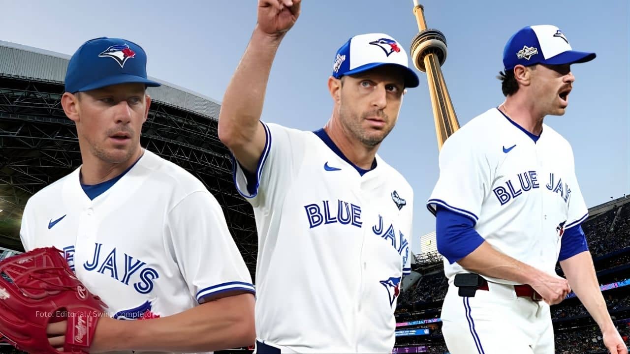 Chriss Bassitt, Max Scherzer y Shane Bieber con el uniforme de Toronto Blue Jays