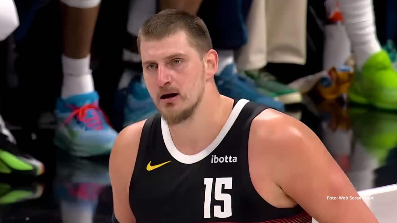 Nikola Jokic en un juego con Denver Nuggets