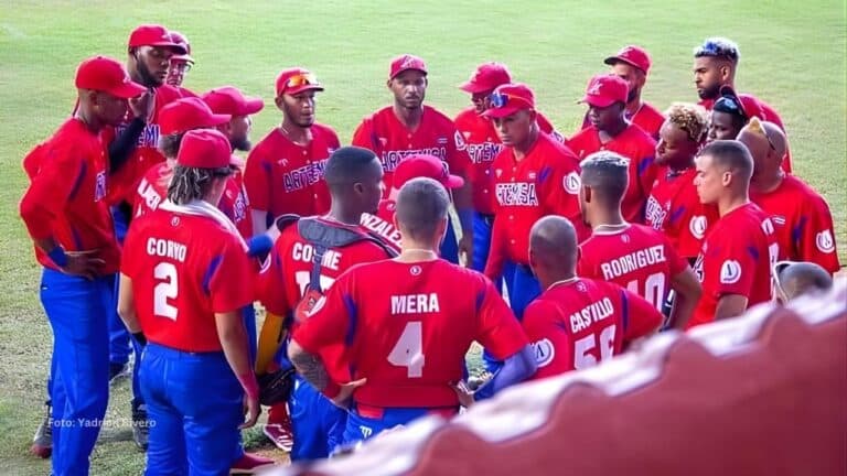 Jugadores de Artemisa de la Serie Nacional del beisbol cubano reunidos