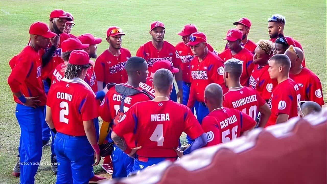 Jugadores de Artemisa de la Serie Nacional del beisbol cubano reunidos