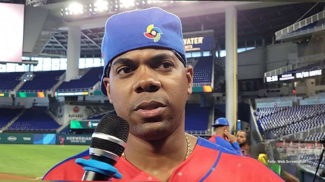 Roenis Elías en una entrevista con el equipo Cuba en el Clásico Mundial de Beisbol
