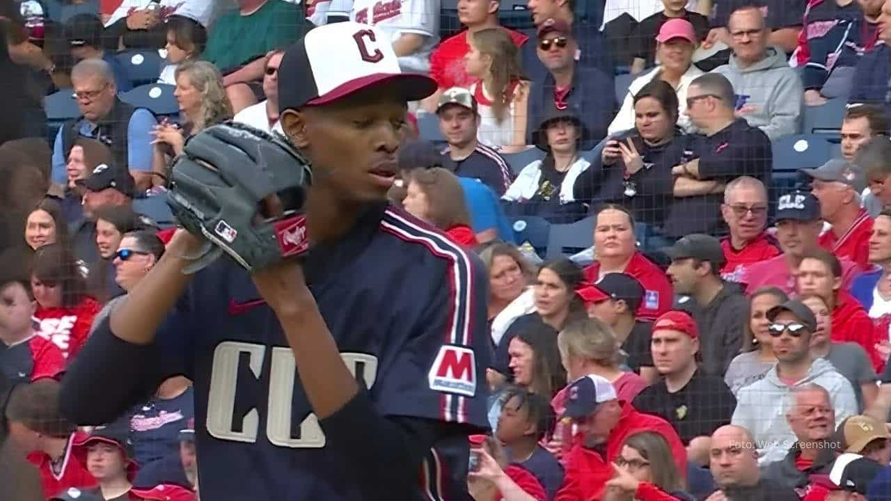Triston McKenzie lanzando con Cleveland Guardians. San Diego Padres