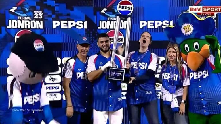 Wilyer Abreu alzando el trofeo del campeón del Festival del Jonrón Pepsi 2025