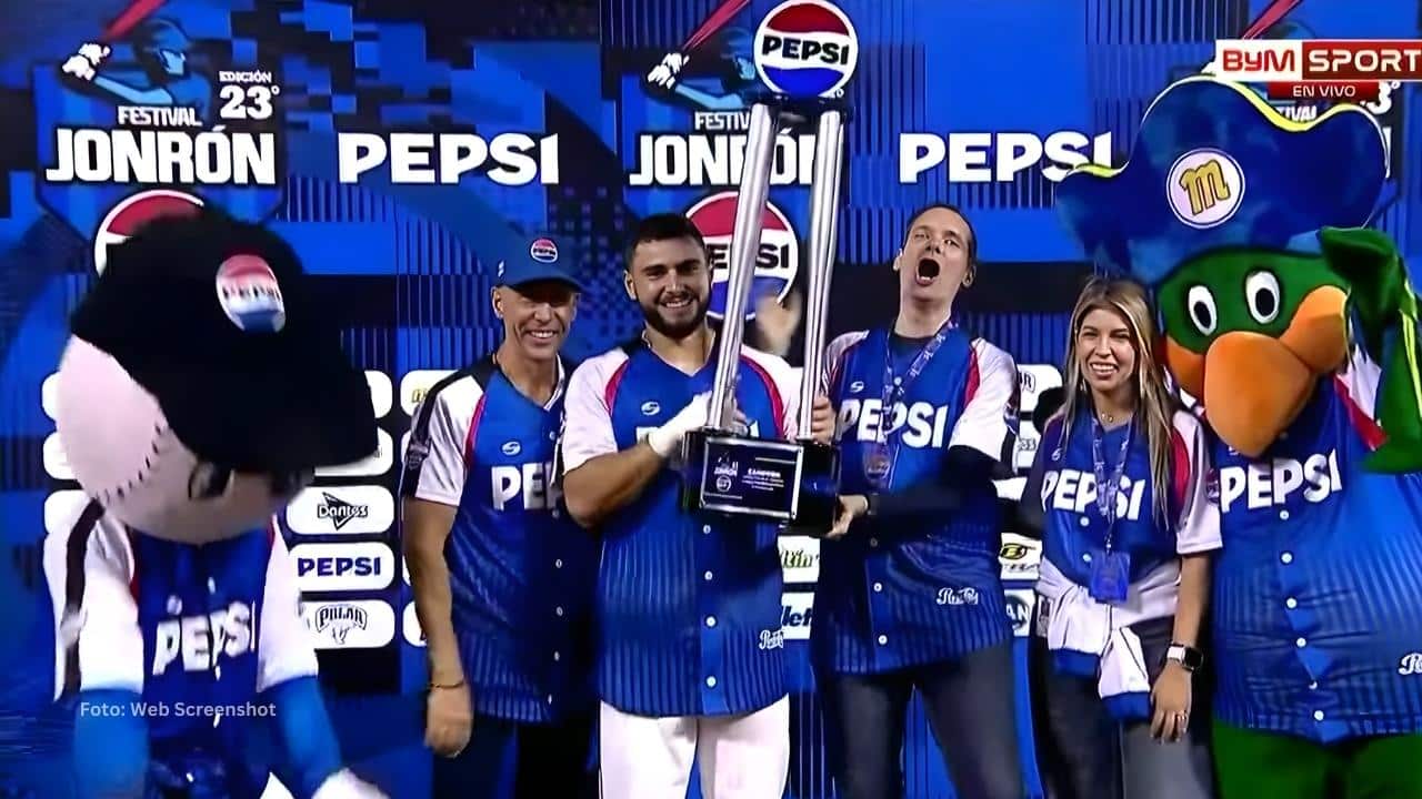 Wilyer Abreu alzando el trofeo del campeón del Festival del Jonrón Pepsi 2025