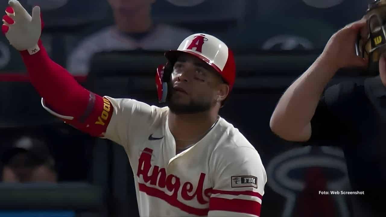 Yoan Moncada tomando un turno con Los Angeles Angels