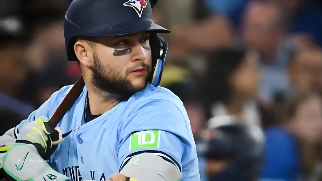Bo Bichette tomando un turno con Toronto Blue Jays