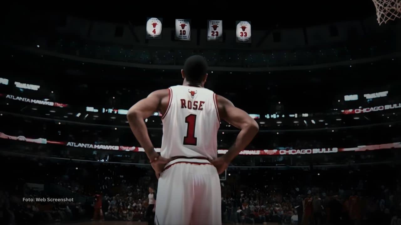 Derrick Rose de espalda con el uniforme de Chicago Bulls