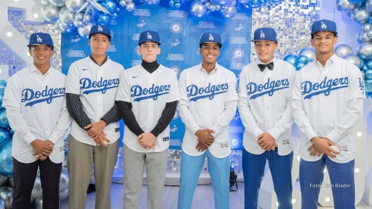 Dodgers firman a 13 prospectos internacionales por casi 7 millones
