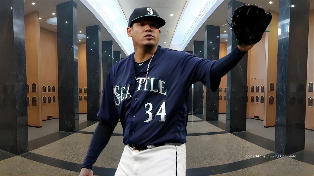 Felix Hernández con el uniforme de Seattle Mariners y el Salón de la Fama de fondo