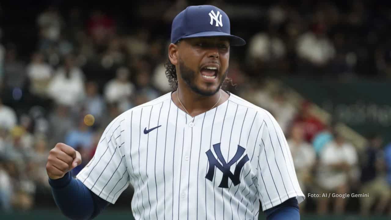 Freddy Peralta con uniforme de New York Yankees