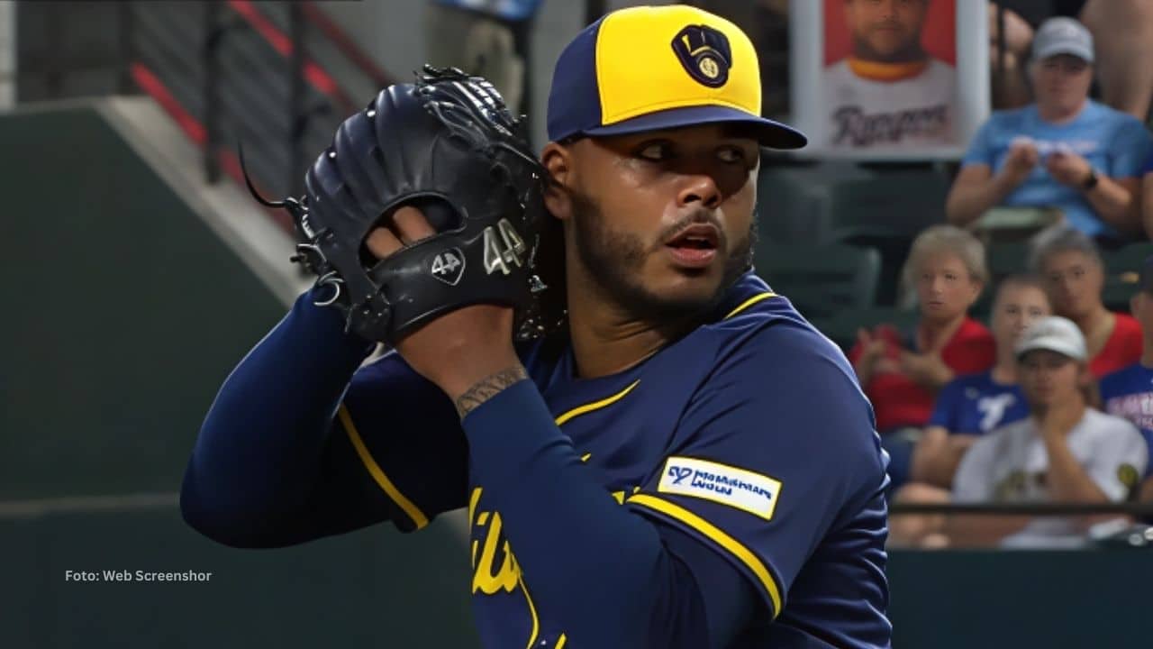 Freddy Peralta lanzando con Milwaukee Brewers