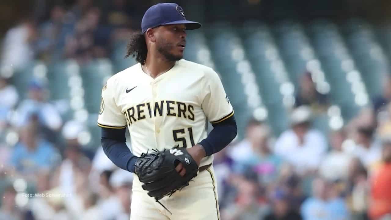 Freddy Peralta lanzando con Milwaukee Brewers. Los Angeles Dodgers