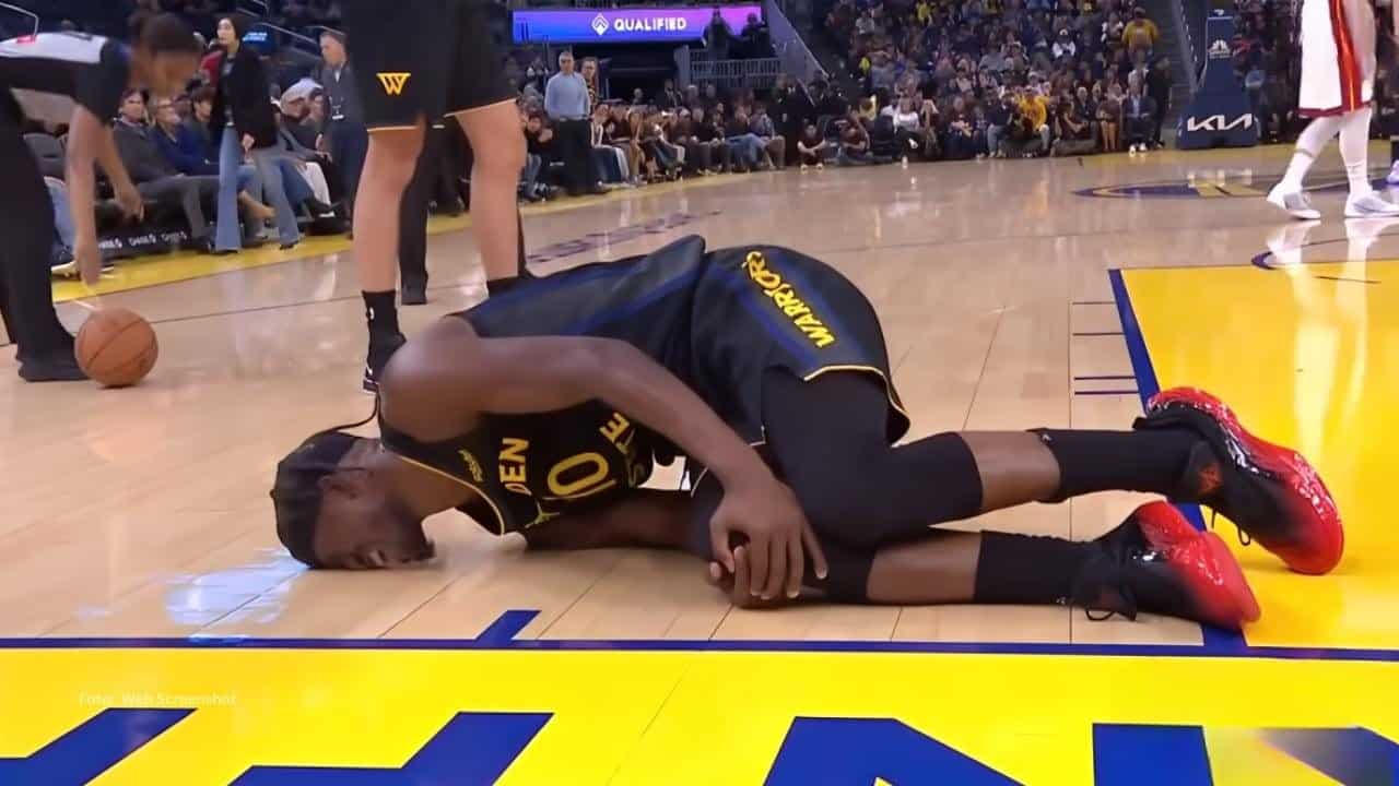 Jimmy Butler resintiéndose del dolor tras una lesión en la rodilla