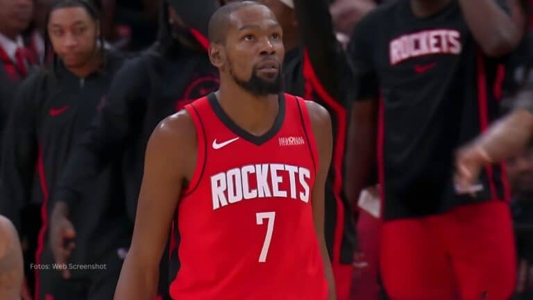 Kevin Durant en un juego de NBA con Houston Rockets